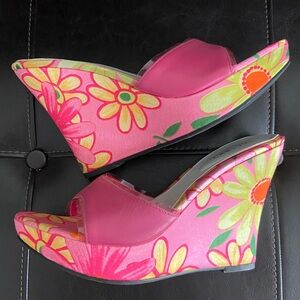 Via Uno Floral Wedges